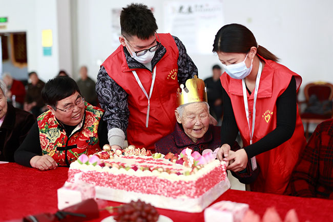 3月3日，河北省唐山市丰南区青年志愿者为丰南区福康养护中心的老人们过集体生日。新华社发（李秀清摄）