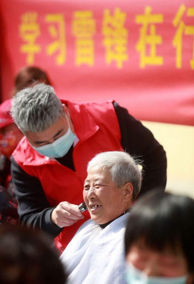 3月3日，在江苏省扬州市邗江区竹西街道安平社区，志愿者为老人免费理发。新华社发（孟德龙摄）