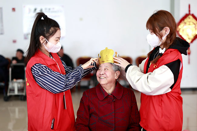 3月3日，河北省唐山市丰南区青年志愿者为丰南区福康养护中心的老人过集体生日。新华社发（李秀清摄）
