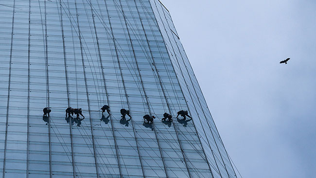 3月15日，“蜘蛛人”在对贵阳国际贸易中心双子塔玻璃幕墙进行清洗。新华社记者 欧东衢 摄