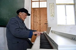 扎根乡村从教70年，严明友执着坚守，呵护孩子们成长