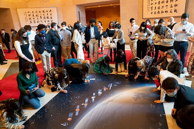 4月9日，美国学生在位于华盛顿的中国驻美国大使馆举行“天宫问答”活动前签名留言。