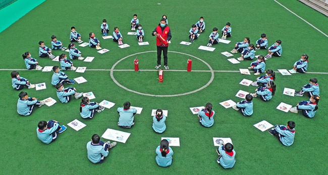 4月14日，浙江省台州市仙居县第一小学的学生学习消防安全相关知识（无人机照片）。新华社发（王华斌 摄）