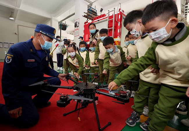 4月14日，在安徽全椒县消防救援大队，消防员向小朋友们展示消防救援无人机。新华社发（沈果 摄）
