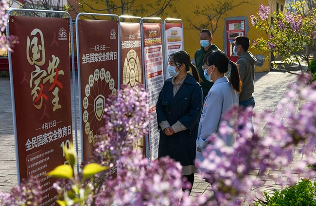 4月14日，居民在河北省遵化市西三里镇一社区观看国家安全相关知识展览。新华社发（刘满仓 摄）