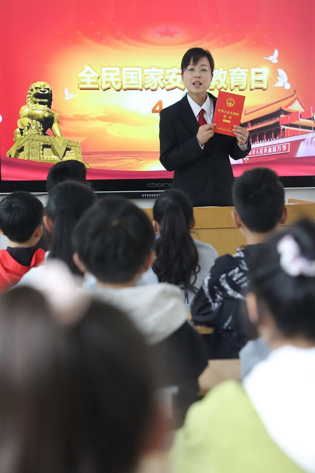 4月14日，在河南省焦作市温县第三实验小学，法官为学生进行国家安全教育。新华社发（徐宏星 摄）