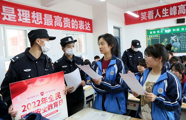 4月14日，河南省洛阳市汝阳县公安局城关派出所民警向学生宣传国家安全相关知识。新华社发（康红军 摄）