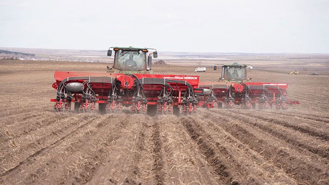 北大荒集团九三分公司拉开86万亩玉米播种序幕。何智慧 摄