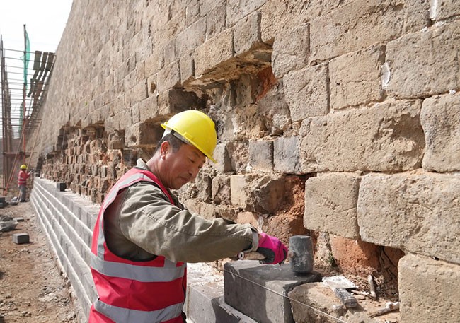 4月26日，工人在山海关长城北翼城修缮工程工地施工。