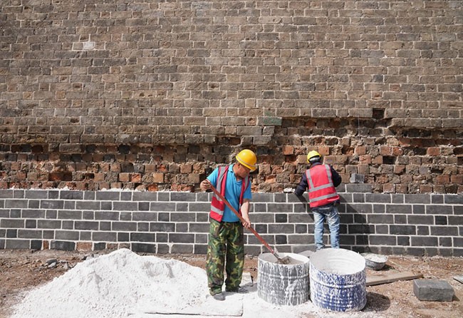 4月26日，工人在山海关长城北翼城修缮工程工地施工。