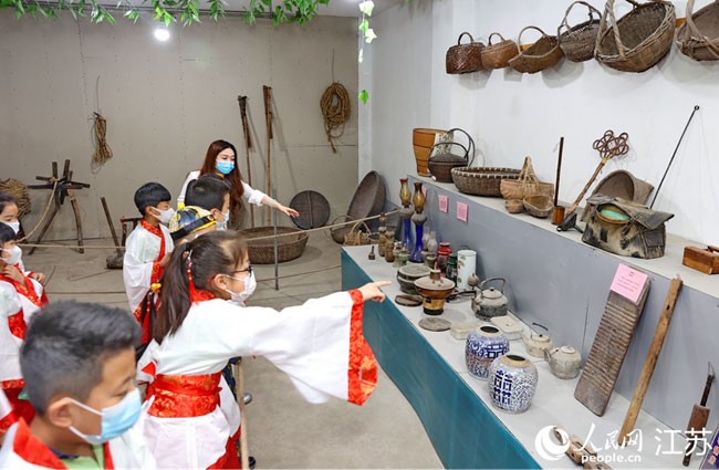 参观红色记忆展。许丛军摄