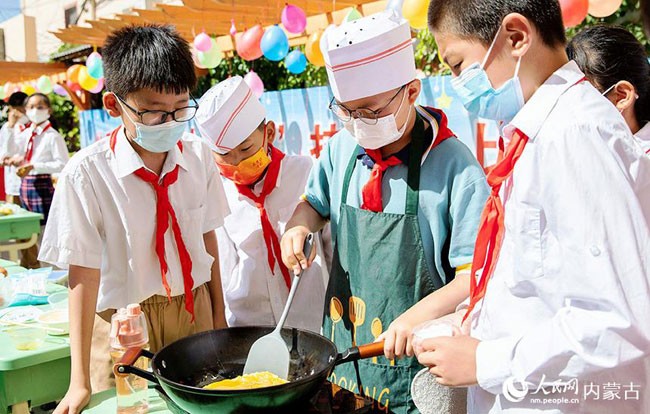 5月30日，内蒙古呼和浩特市玉泉区恒昌店巷小学学生参加厨艺比赛。丁根厚摄