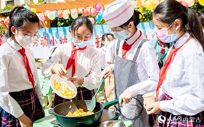 5月30日，内蒙古呼和浩特市玉泉区恒昌店巷小学学生参加厨艺比赛。丁根厚摄