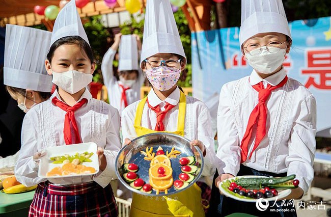5月30日，内蒙古呼和浩特市玉泉区恒昌店巷小学学生在展示制作的果盘参赛作品。丁根厚摄