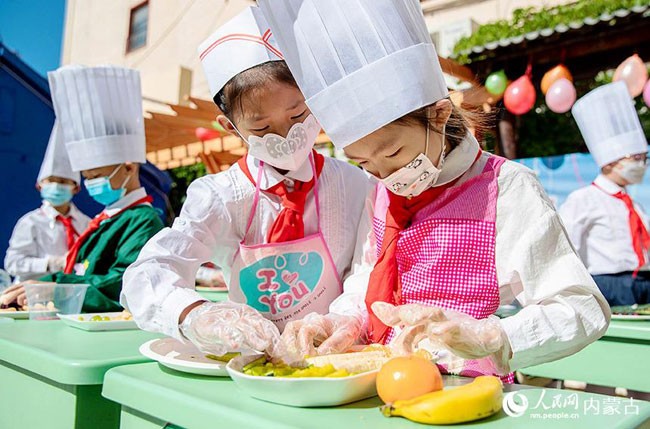 5月30日，内蒙古呼和浩特市玉泉区恒昌店巷小学学生参加创意果盘比赛。丁根厚摄