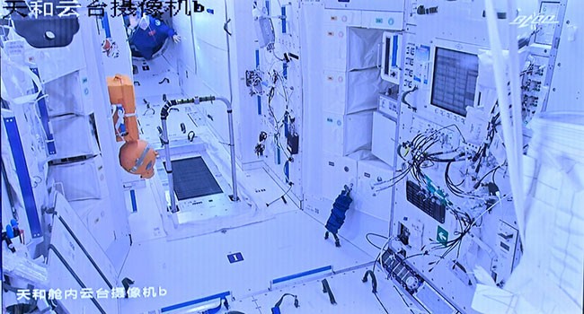 6月5日在北京航天飞行控制中心拍摄的航天员陈冬首先进入天和核心舱的画面。