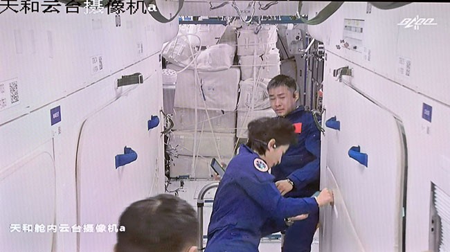 6月5日在北京航天飞行控制中心拍摄的航天员进驻天和核心舱的画面。