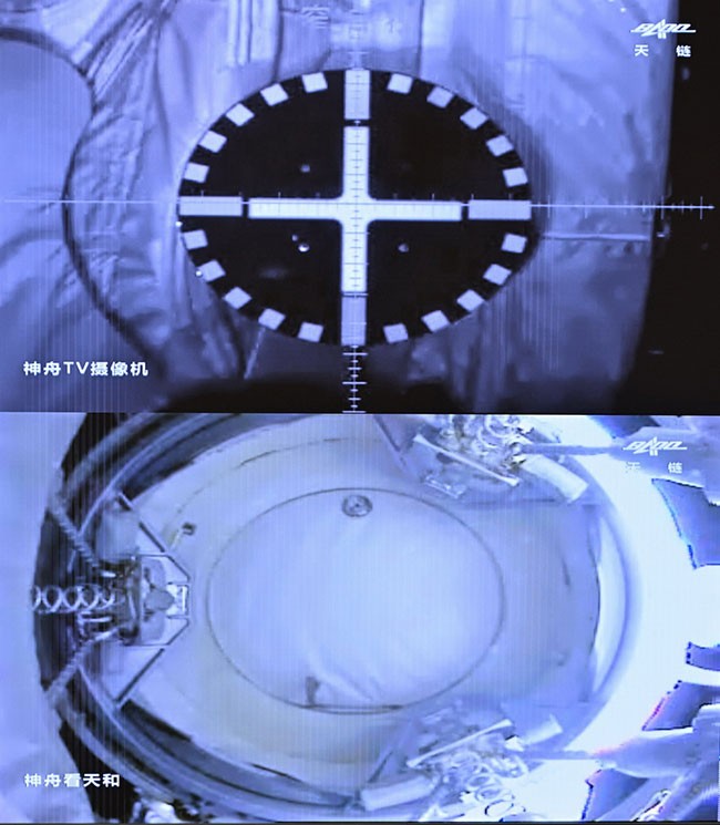 6月5日在北京航天飞行控制中心拍摄的神舟十四号载人飞船与天和核心舱自主快速交会对接的画面。