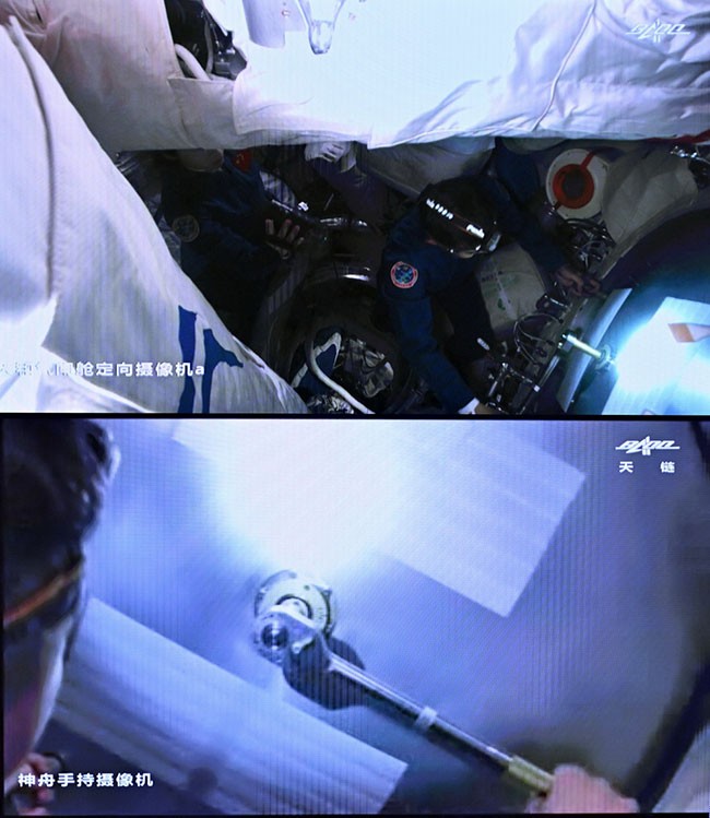 6月5日在北京航天飞行控制中心拍摄的航天员陈冬开启天和核心舱舱门的画面。