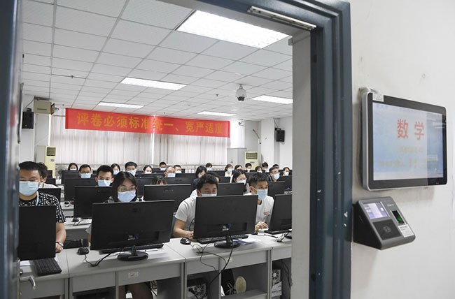 6月14日，评卷教师在位于西南大学的重庆市高考评卷场阅卷。据了解，2022年重庆市参加全国统一高考人数约18.4万人，试卷数量约110万份，全市统一选派评卷教师1300余人参加评卷工作。新华社记者 王全超 摄