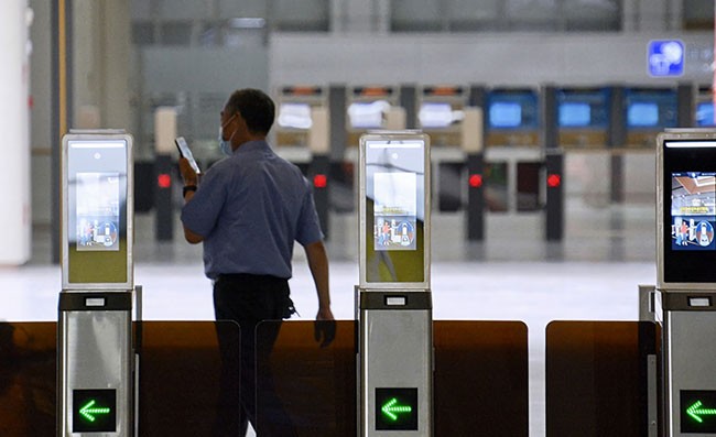 测试完成的北京丰台站进出站检票系统（6月16日摄）。