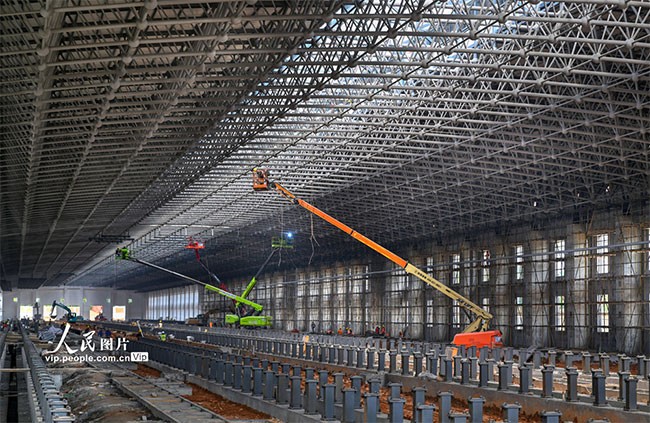 建设者在常益长铁路长沙西动车所核心工程——六线检查库里施工。