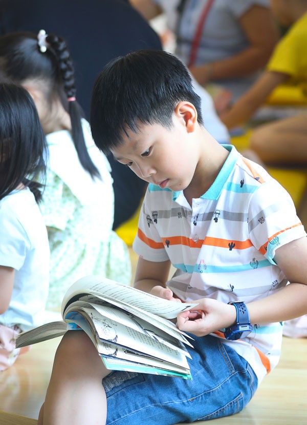 暑假期间，孩子们在浓浓书香中度过美好夏日时光。陈旗海 摄