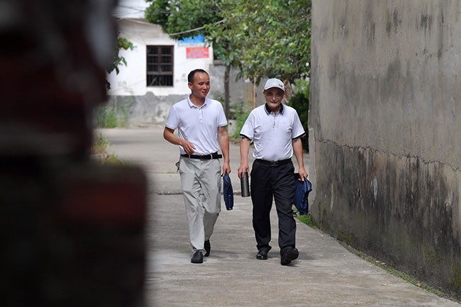 在江西省乐平市镇桥镇坑口村，程雪清准备去烈士黄万生的亲属家走访（7月6日摄）。新华社记者 彭昭之 摄