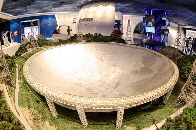 7月20日，参观者在天文小镇上的“天文体验馆”内观看“中国天眼”模型。