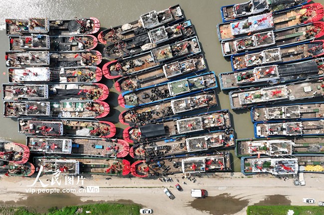 2022年7月25日，在江苏省连云港市赣榆区青口中心渔港，渔民在装运给养，为开渔做准备。