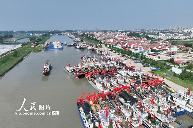 2022年7月25日，在江苏省连云港市赣榆区青口中心渔港，渔民正在为开渔做准备。