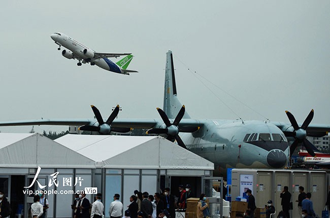 国产C919大型客机首次亮相中国航展