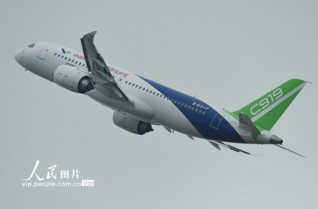 国产C919大型客机首次亮相中国航展