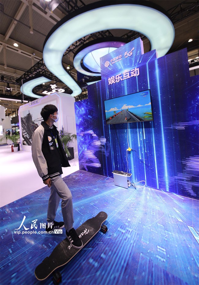 观众在南京国际博览中心体验娱乐互动项目。