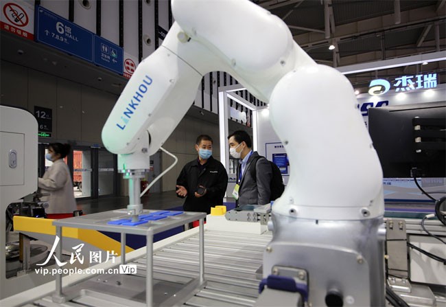 观众在南京国际博览中心参观一款机器人教学平台。