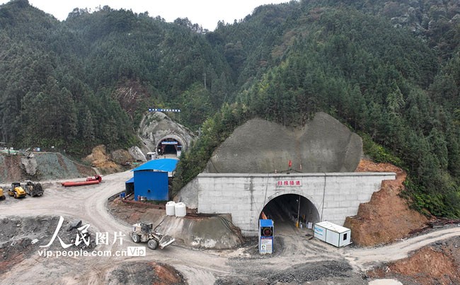 广西融水：融从高速归报隧道双洞贯通