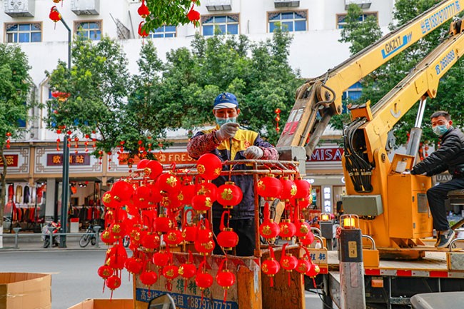 市政工人在江西省赣州市全南县城区街道悬挂红灯笼。李凡钦摄