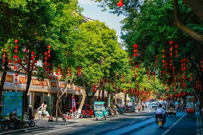 街道处处灯笼高挂，营造了喜庆祥和的节日氛围。李凡钦摄