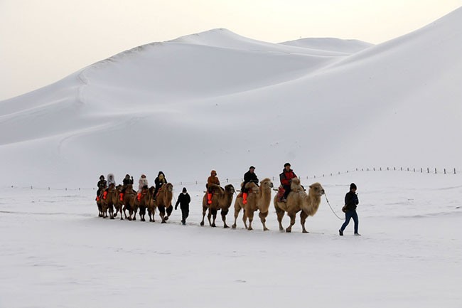 雪后的甘肃省敦煌市鸣沙山月牙泉景区银装素裹，景色如画。张晓亮摄