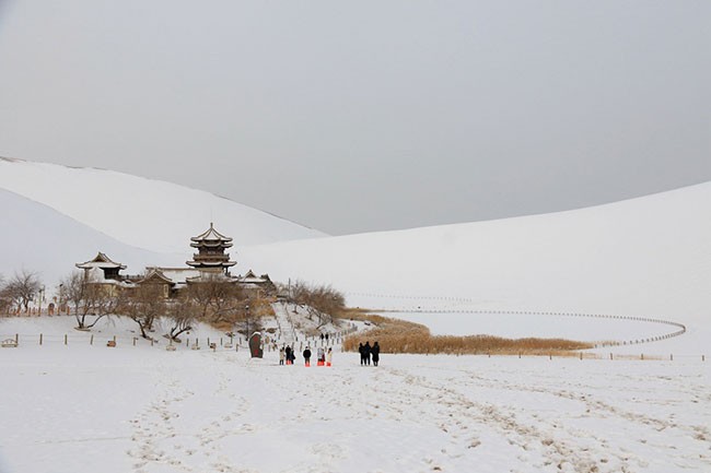 雪后的甘肃省敦煌市鸣沙山月牙泉景区银装素裹，景色如画。张晓亮摄