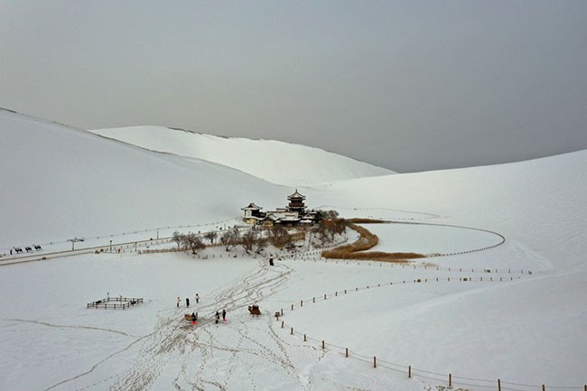 雪后的甘肃省敦煌市鸣沙山月牙泉景区银装素裹，景色如画。张晓亮摄