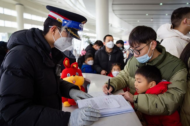 1月26日，贺凯在帮助旅客登记遗失物品信息。