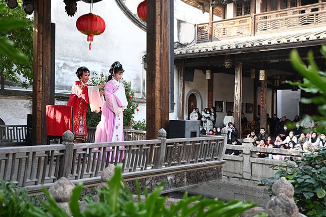 1月27日，游客在福州三坊七巷水榭戏台观看越剧。新华社记者 林善传 摄