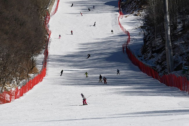1月27日，滑雪爱好者在河北省滦平县一处滑雪场滑雪。新华社发（王立群 摄）