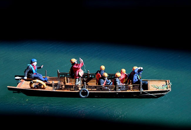 1月28日，游人在鹤峰县屏山旅游景区乘船游玩。
