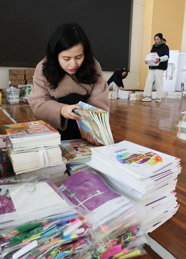 2月1日，江苏苏州东中市实验小学校的老师在整理新书。新华社发（杭兴微摄）