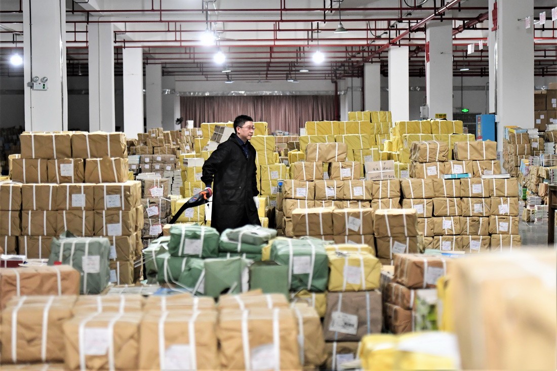 1月31日，在湖南省郴州市万信达工业园新华书店仓储中心，工作人员在搬运教材。新华社发（曹高林摄）