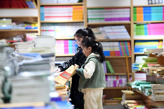 2月1日，学生在贵州省仁怀市一家书店选购教辅图书。新华社发（陈勇摄）