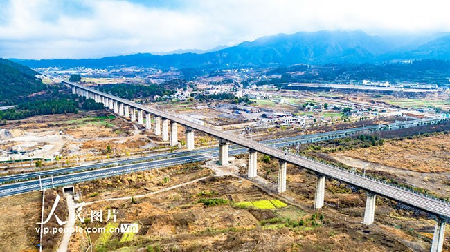 贵州独山：高铁建设冲刺忙