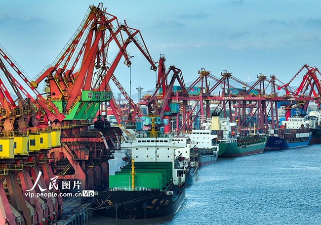 在浙江省宁波舟山港镇海港甬江码头装载货物的轮船。
